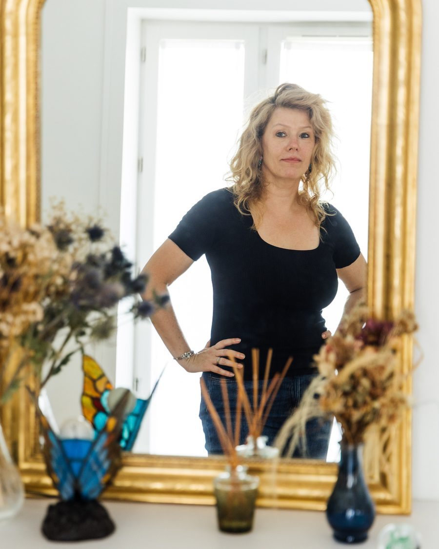 Delphine Delcroy dans un intérieur parisien