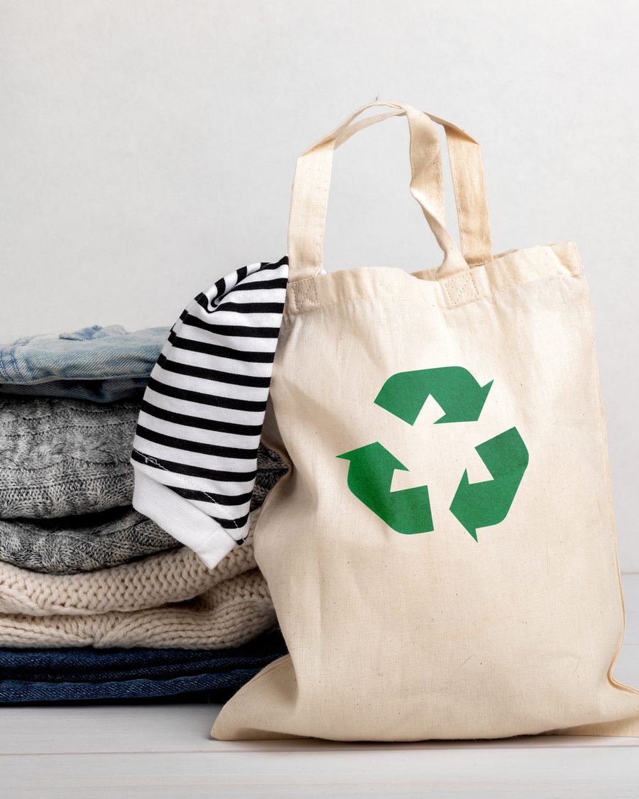 Vêtements triés et pliés, prêts pour le don