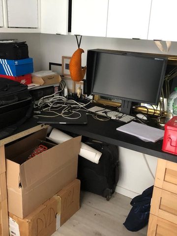 Bureau avec coin couchage, avant l’intervention (vue 1)