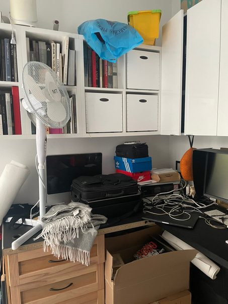 Bureau avec coin couchage, avant l’intervention (vue 2)