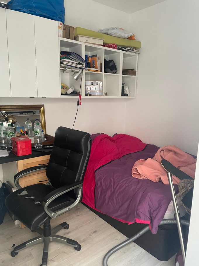 Bureau avec coin couchage, avant l’intervention (vue 3)